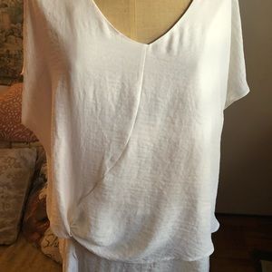 Loose White blouse with twist on the side front